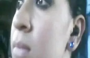 XXX این جوان سایتهای سکی ایستاده بر روی پل می دهد و زن به یک مرد
