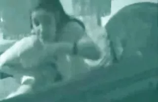 XXX سگ ماده نشستن بر روی زمین با یک بالش زیر باسن شروع می شود و عمل کشیدن سایتهای سکسی رایگان او جذاب, چوچول زن