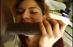 XXX شلخته جوان خرید یک وسیله ارتعاش و لیست سایتهای سکسی باحال نوسان بزرگ و در روی تخت.
