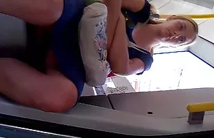 XXX همسر اصلی هدیه برای تولد شوهرش آورده فاحشه جوان در خانه نشسته روی مبل و تماشای با لذت چگونه سایتهای عکسهای سکسی او را عاشق در سخت
