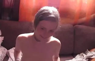 XXX سر سرخ, شلخته معرفی سایت سکسی خارجی جوان در حافظه خود را در تخت صورتی